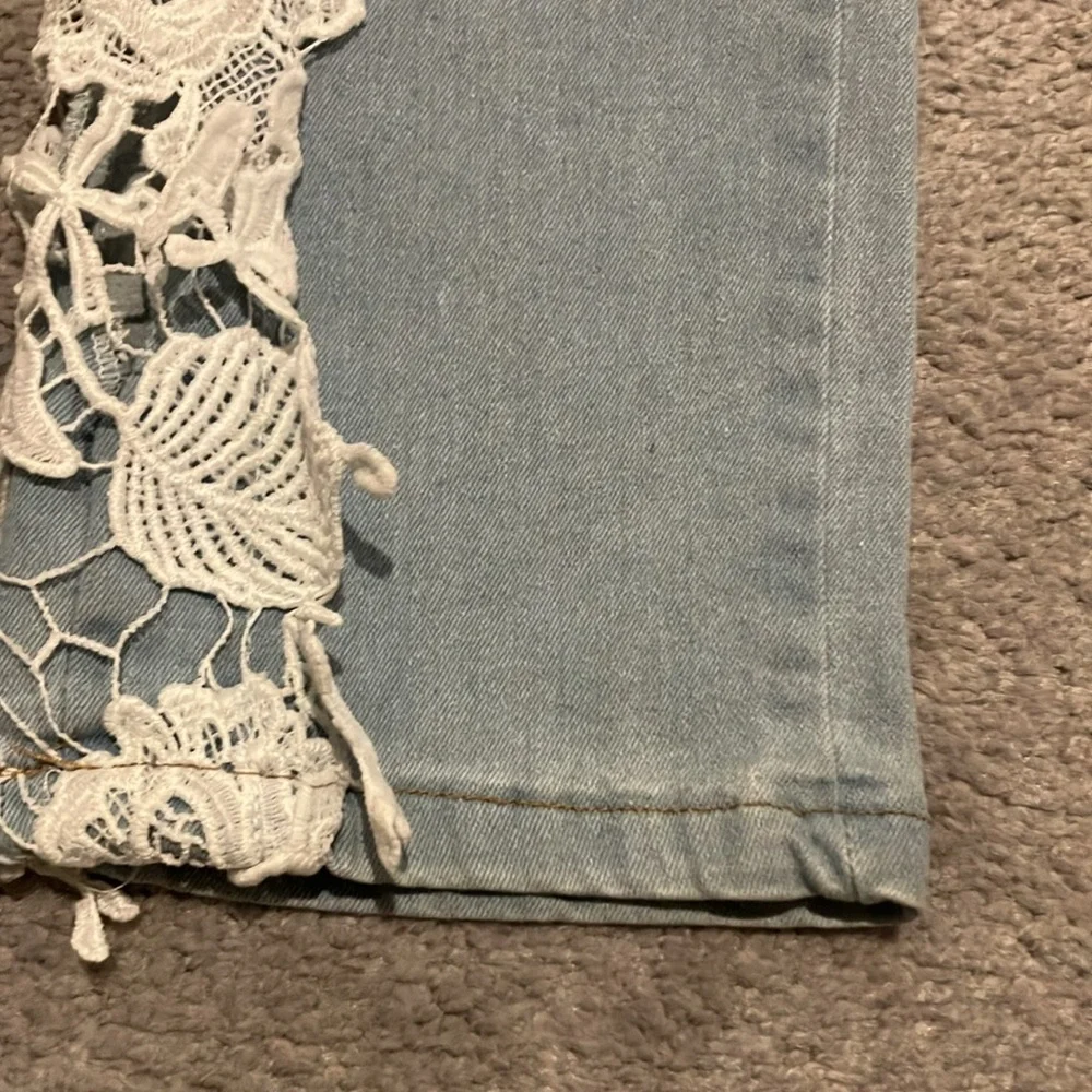 Jeans With White Lace Detail - Picture 3 of 12